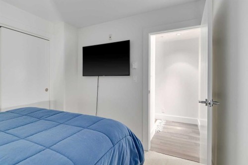 421-510 Edmonton Trail Ne, Calgary, AB - Indoor Photo Showing Bedroom