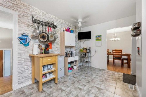 515 Murray Place Ne, Calgary, AB - Indoor Photo Showing Other Room