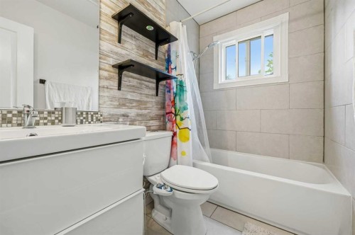 515 Murray Place Ne, Calgary, AB - Indoor Photo Showing Bathroom