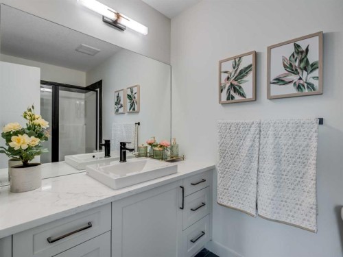 1306-200 Southridge Drive, Okotoks, AB - Indoor Photo Showing Bathroom
