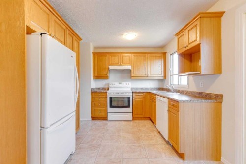 12 Doverthorn Place Se, Calgary, AB - Indoor Photo Showing Kitchen