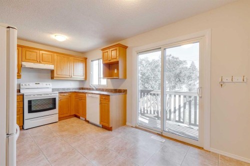12 Doverthorn Place Se, Calgary, AB - Indoor Photo Showing Kitchen