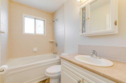 12 Doverthorn Place Se, Calgary, AB - Indoor Photo Showing Bathroom