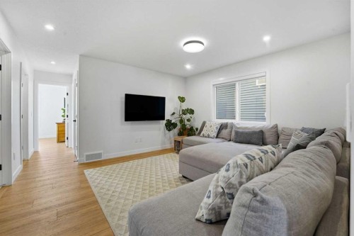 16 Key Cove Sw, Airdrie, AB - Indoor Photo Showing Living Room