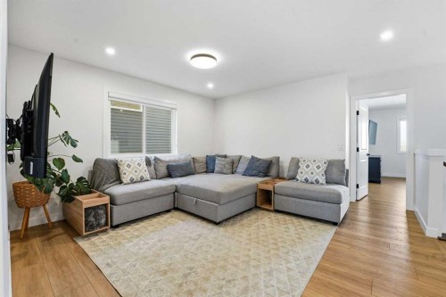 16 Key Cove Sw, Airdrie, AB - Indoor Photo Showing Living Room