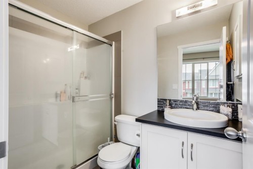 29 Kinlea Common Nw, Calgary, AB - Indoor Photo Showing Bathroom