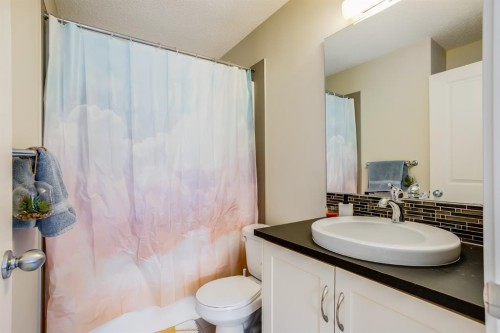 29 Kinlea Common Nw, Calgary, AB - Indoor Photo Showing Bathroom