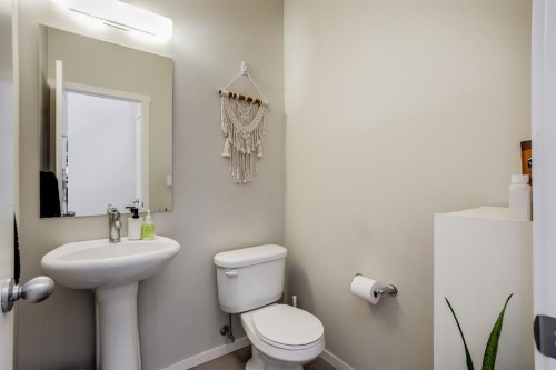 29 Kinlea Common Nw, Calgary, AB - Indoor Photo Showing Bathroom
