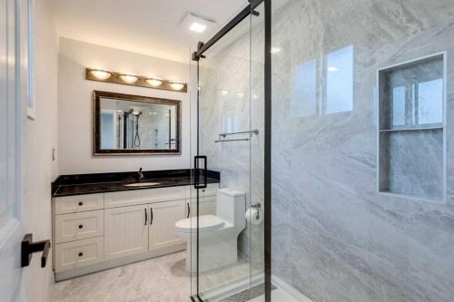 3020 Palliser Drive Sw, Calgary, AB - Indoor Photo Showing Bathroom