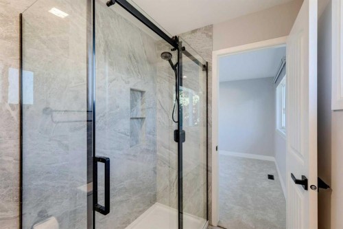 3020 Palliser Drive Sw, Calgary, AB - Indoor Photo Showing Bathroom