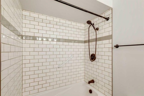 3020 Palliser Drive Sw, Calgary, AB - Indoor Photo Showing Bathroom