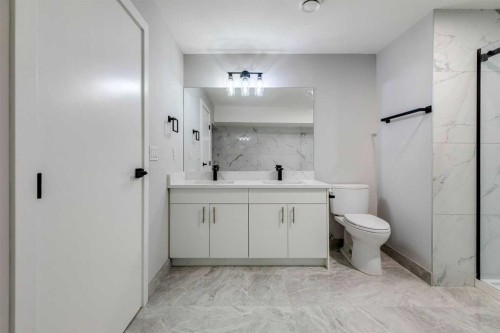 3020 Palliser Drive Sw, Calgary, AB - Indoor Photo Showing Bathroom