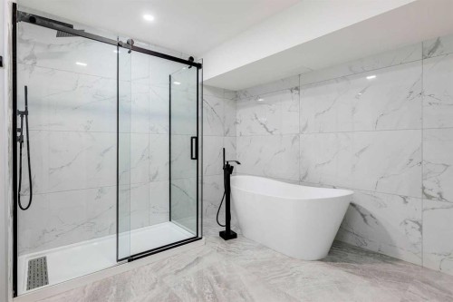 3020 Palliser Drive Sw, Calgary, AB - Indoor Photo Showing Bathroom