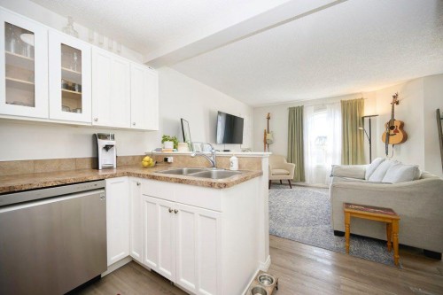 165 Bayside Point Sw, Airdrie, AB - Indoor Photo Showing Kitchen With Double Sink