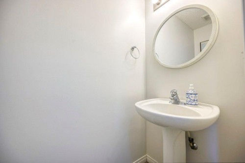 165 Bayside Point Sw, Airdrie, AB - Indoor Photo Showing Bathroom