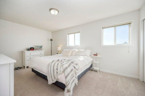 165 Bayside Point Sw, Airdrie, AB - Indoor Photo Showing Bedroom