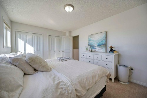 165 Bayside Point Sw, Airdrie, AB - Indoor Photo Showing Bedroom