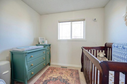 165 Bayside Point Sw, Airdrie, AB - Indoor Photo Showing Bedroom