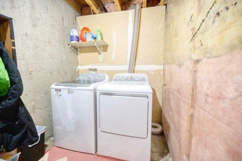 165 Bayside Point Sw, Airdrie, AB - Indoor Photo Showing Laundry Room