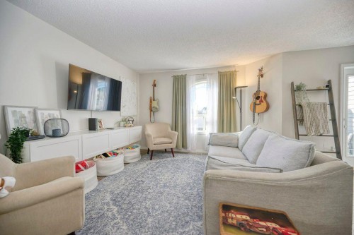 165 Bayside Point Sw, Airdrie, AB - Indoor Photo Showing Living Room