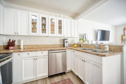 165 Bayside Point Sw, Airdrie, AB - Indoor Photo Showing Kitchen With Double Sink