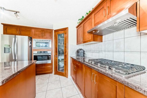 146 Scenic View Close Nw, Calgary, AB - Indoor Photo Showing Kitchen