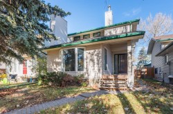 19 Woodglen Grove SW Calgary, AB T2W 4J9