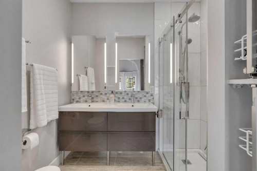1227 12 Street Sw, Calgary, AB - Indoor Photo Showing Bathroom