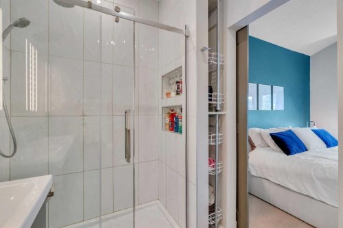 1227 12 Street Sw, Calgary, AB - Indoor Photo Showing Bathroom