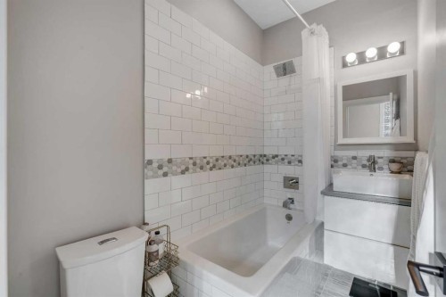 1227 12 Street Sw, Calgary, AB - Indoor Photo Showing Bathroom