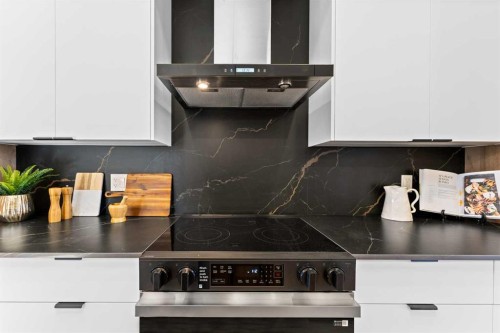 4610 84 Street Nw, Calgary, AB - Indoor Photo Showing Kitchen