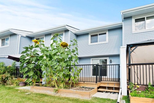 4-195 Manora Place Ne, Calgary, AB - Outdoor