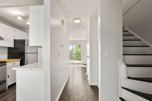 4-195 Manora Place Ne, Calgary, AB - Indoor Photo Showing Kitchen