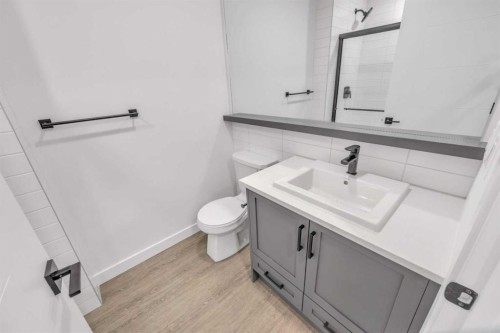 424-3932 University Avenue Nw, Calgary, AB - Indoor Photo Showing Bathroom