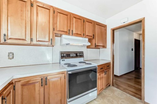 4739 26 Avenue Sw, Calgary, AB - Indoor Photo Showing Kitchen