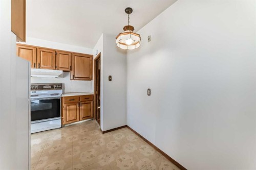4739 26 Avenue Sw, Calgary, AB - Indoor Photo Showing Kitchen