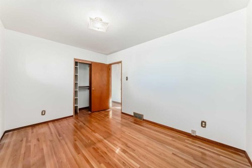 4739 26 Avenue Sw, Calgary, AB - Indoor Photo Showing Other Room