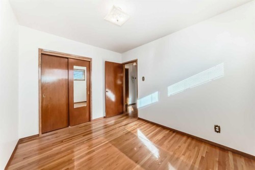 4739 26 Avenue Sw, Calgary, AB - Indoor Photo Showing Other Room