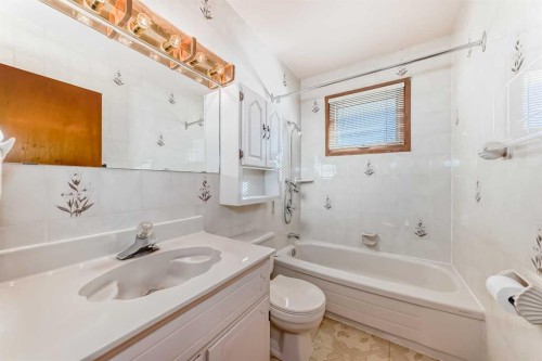 4739 26 Avenue Sw, Calgary, AB - Indoor Photo Showing Bathroom
