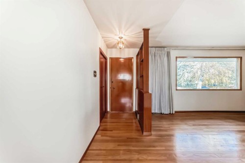 4739 26 Avenue Sw, Calgary, AB - Indoor Photo Showing Other Room