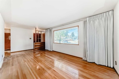 4739 26 Avenue Sw, Calgary, AB - Indoor Photo Showing Other Room