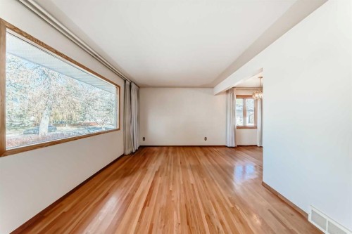 4739 26 Avenue Sw, Calgary, AB - Indoor Photo Showing Other Room