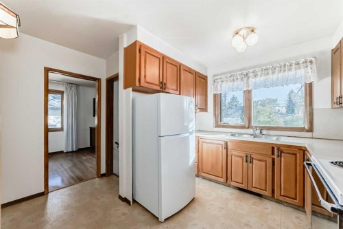 4739 26 Avenue Sw, Calgary, AB - Indoor Photo Showing Kitchen