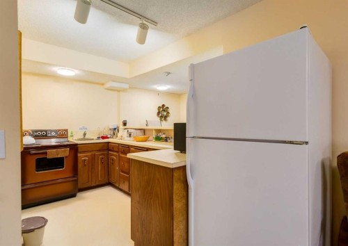 104-9500 Oakfield Drive Sw, Calgary, AB - Indoor Photo Showing Kitchen