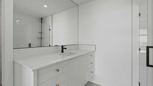 615-8505 Broadcast Avenue Sw, Calgary, AB - Indoor Photo Showing Bathroom
