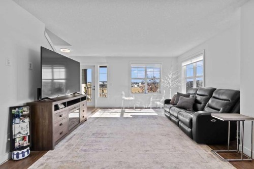 111 Evanscrest Gardens Nw, Calgary, AB - Indoor Photo Showing Living Room
