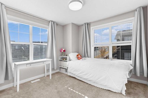 111 Evanscrest Gardens Nw, Calgary, AB - Indoor Photo Showing Bedroom