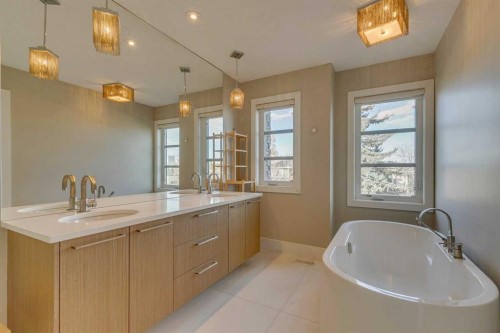 1605 29 Avenue Sw, Calgary, AB - Indoor Photo Showing Bathroom