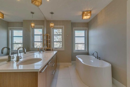 1605 29 Avenue Sw, Calgary, AB - Indoor Photo Showing Bathroom