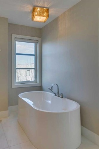 1605 29 Avenue Sw, Calgary, AB - Indoor Photo Showing Bathroom